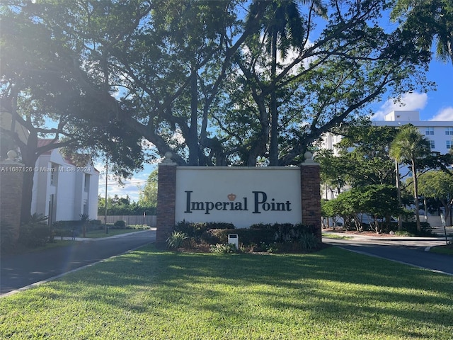 community sign featuring a yard