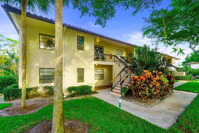 view of front of home with a front lawn