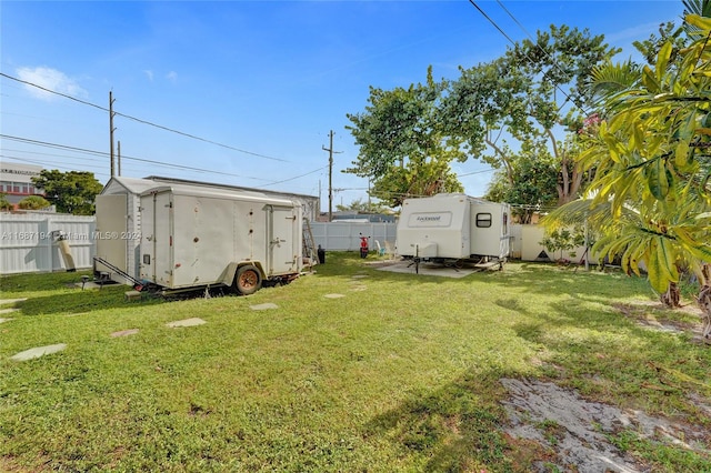 view of yard featuring a shed