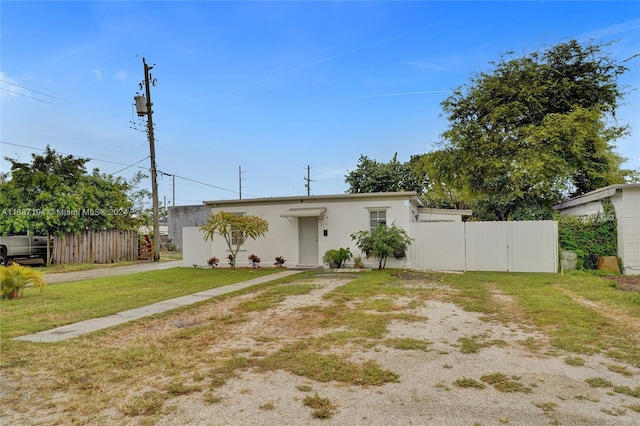 view of front of property featuring a front lawn