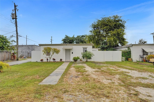 view of front of home featuring a front yard