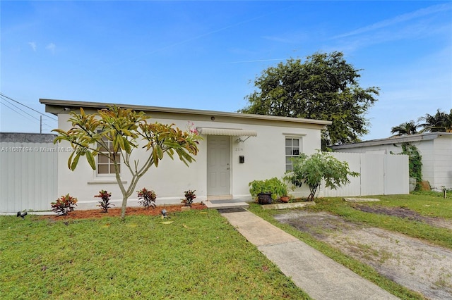 view of front facade with a front lawn