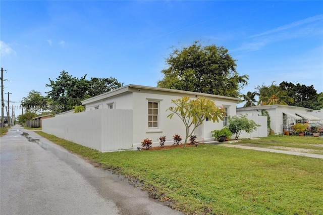 view of front of property featuring a front lawn