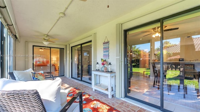 sunroom with ceiling fan