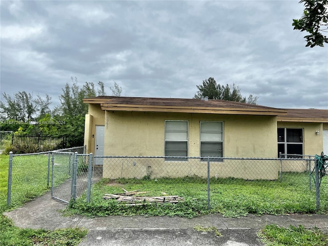 view of side of property featuring a yard