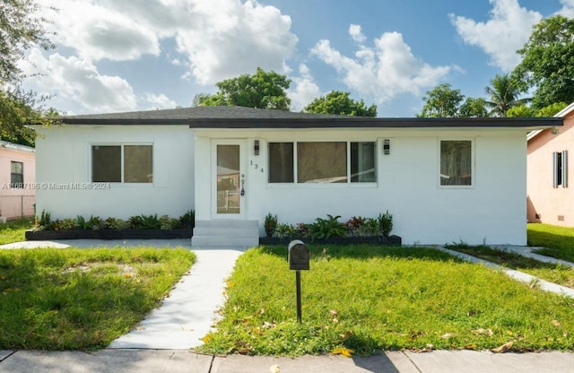 view of front of property with a front yard