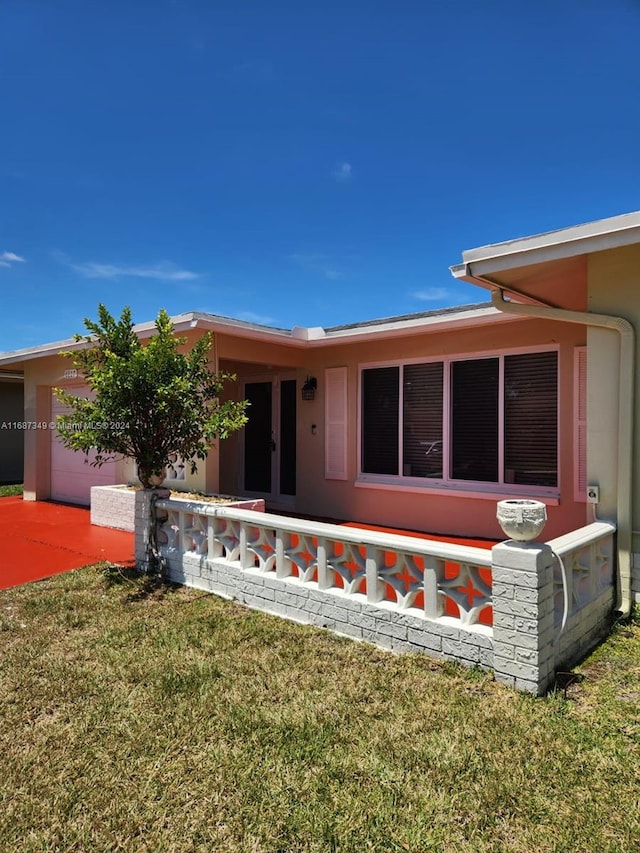 view of front of home with a front lawn and a garage