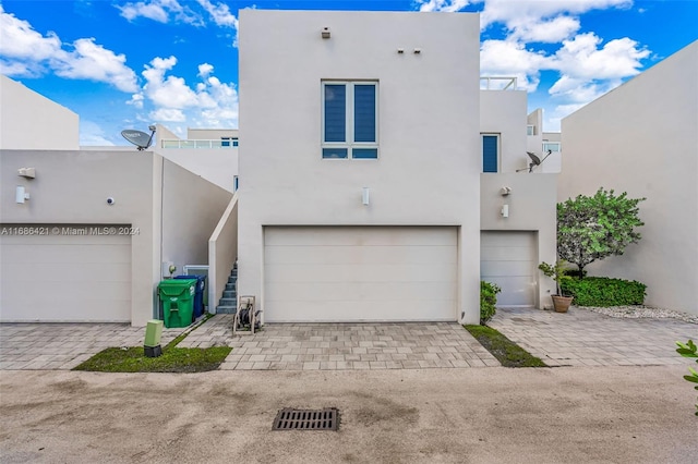 view of front facade featuring a garage