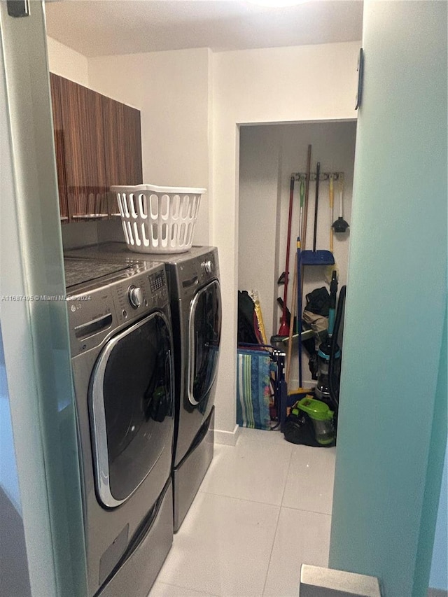 washroom featuring light tile patterned flooring and washer and clothes dryer