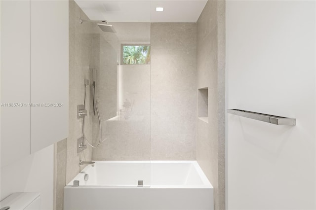 bathroom featuring tiled shower / bath combo