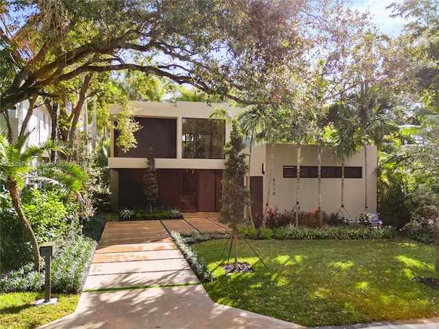 view of front of house with a front lawn