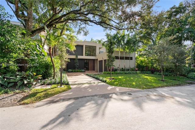 view of front of home with a front lawn