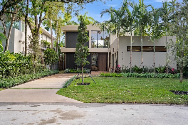 view of front facade featuring a front yard