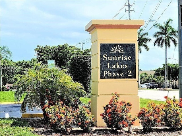 view of community / neighborhood sign