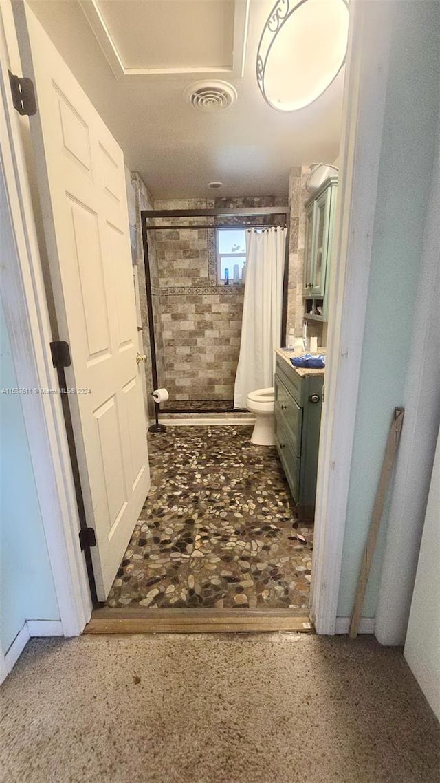 bathroom with vanity, tile walls, toilet, and a shower with shower curtain