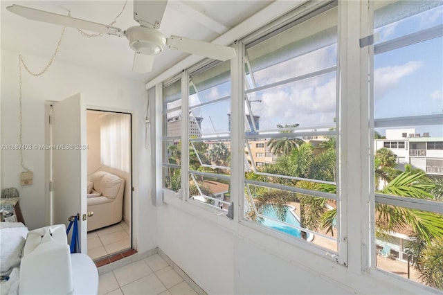 sunroom with ceiling fan