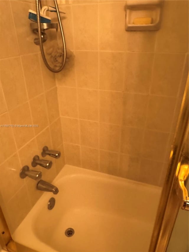 bathroom featuring tiled shower / bath