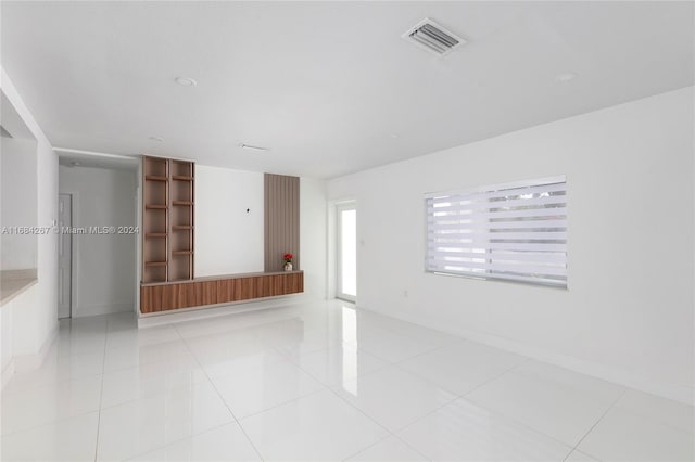 empty room featuring light tile patterned floors