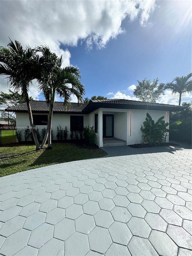 view of front of home featuring a front yard