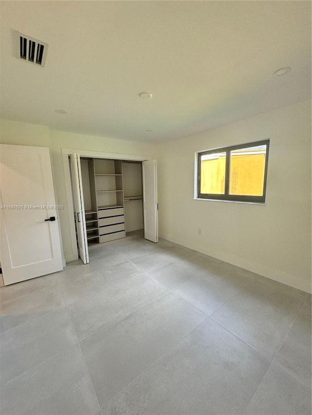 unfurnished bedroom featuring a closet