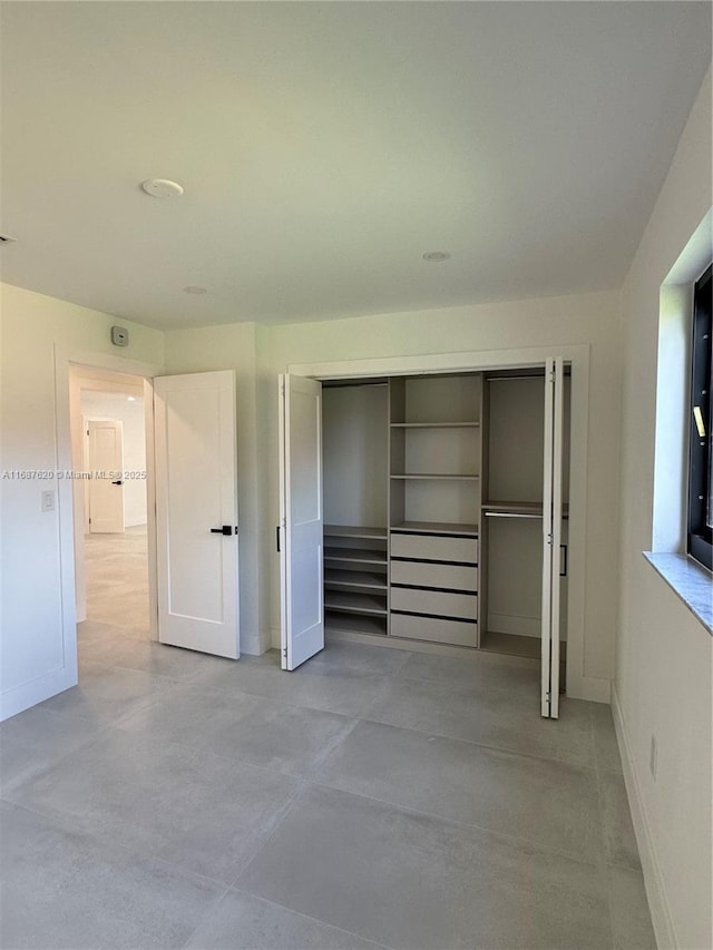 unfurnished bedroom featuring a closet