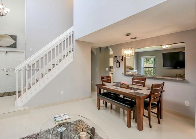 dining space with a notable chandelier