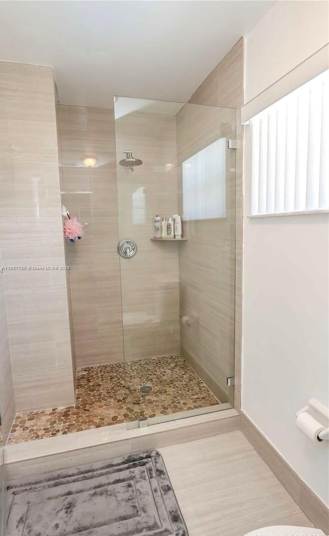 bathroom featuring tiled shower