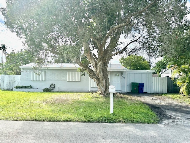 ranch-style house featuring a front yard