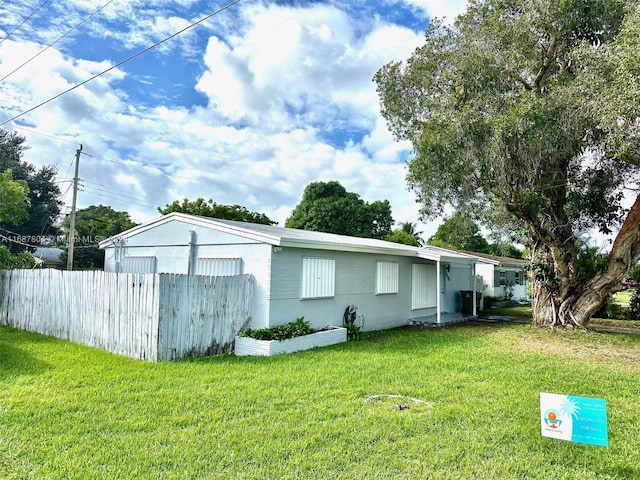 view of front facade with a front yard