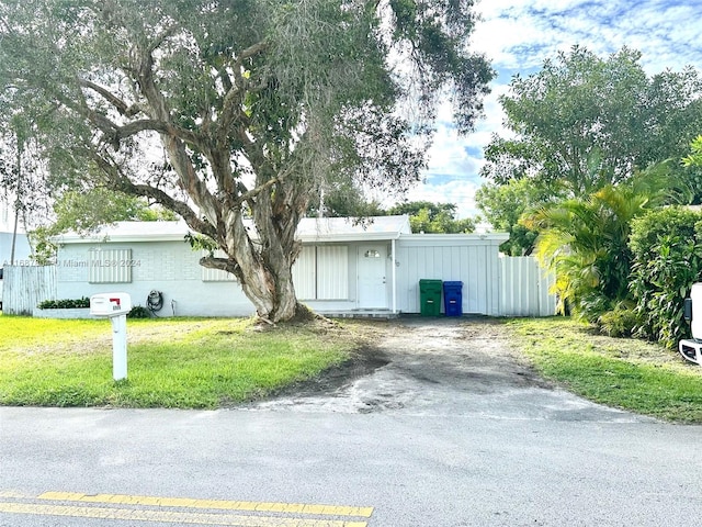 view of front facade with a front yard