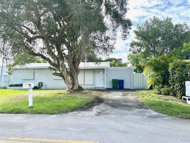 view of front facade with a front lawn