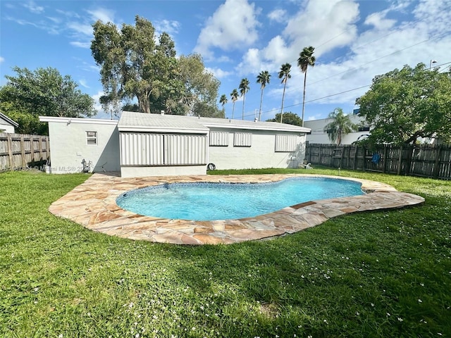 view of swimming pool featuring a yard