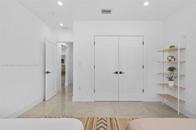 bedroom with a closet