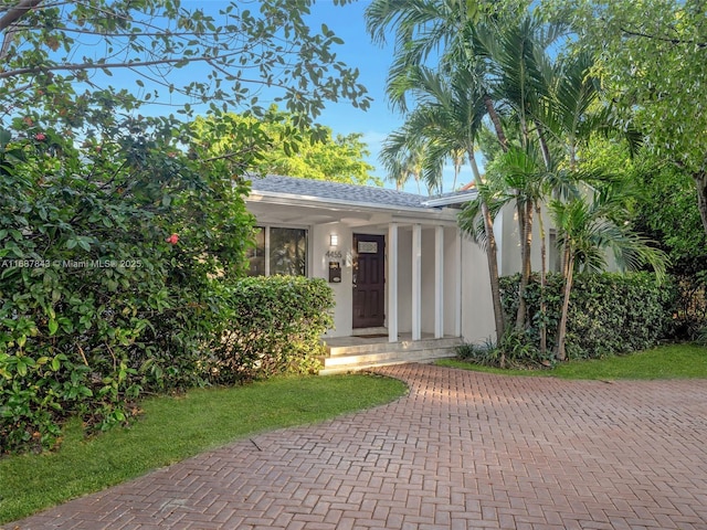 view of front of property featuring stucco siding