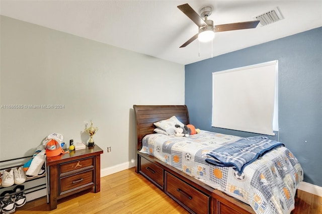 bedroom featuring light hardwood / wood-style floors and ceiling fan