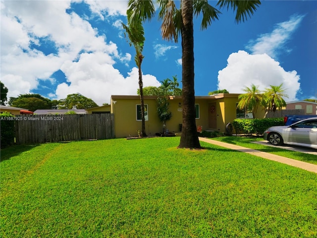 view of front of home featuring a front yard