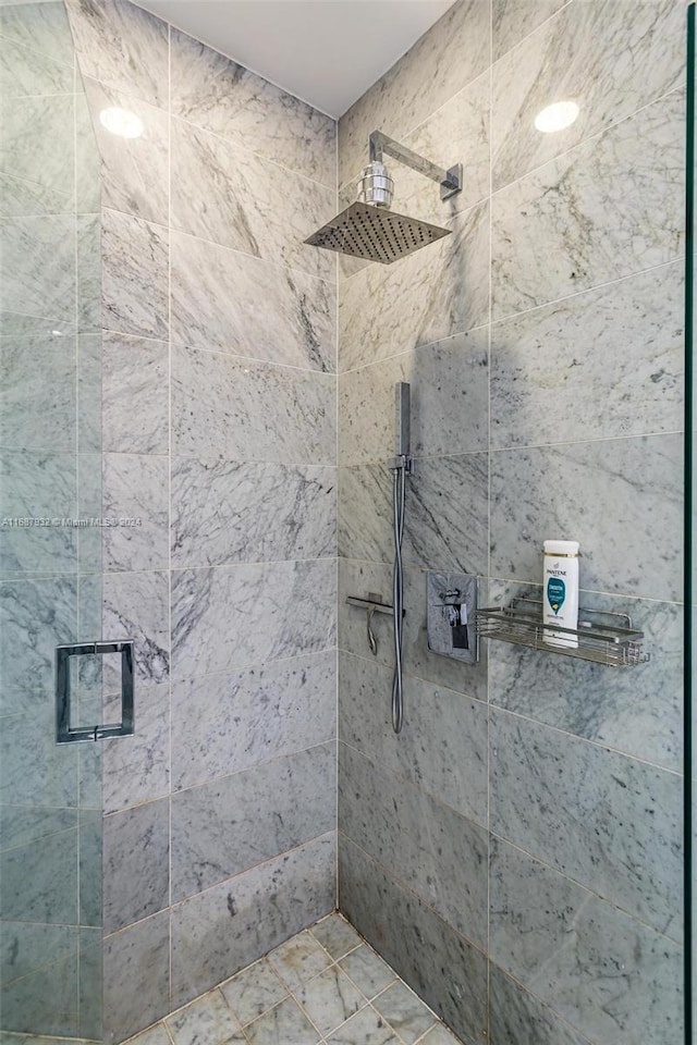 bathroom featuring a tile shower