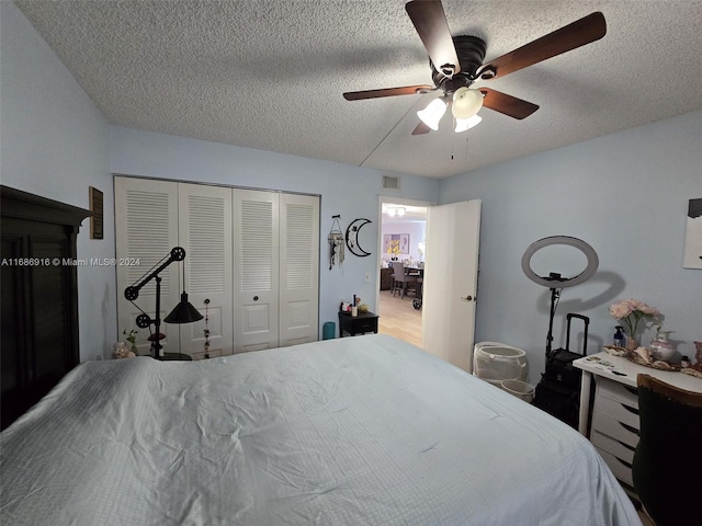 bedroom featuring a closet, a textured ceiling, and ceiling fan