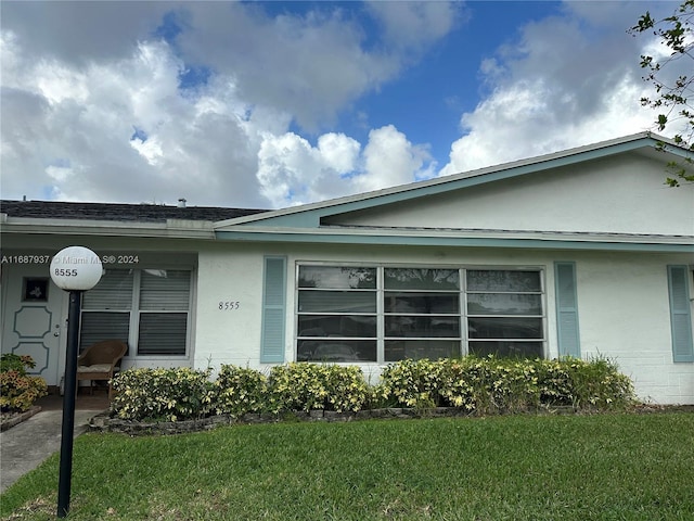 view of front facade with a front yard