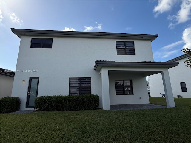 view of front facade featuring a front lawn