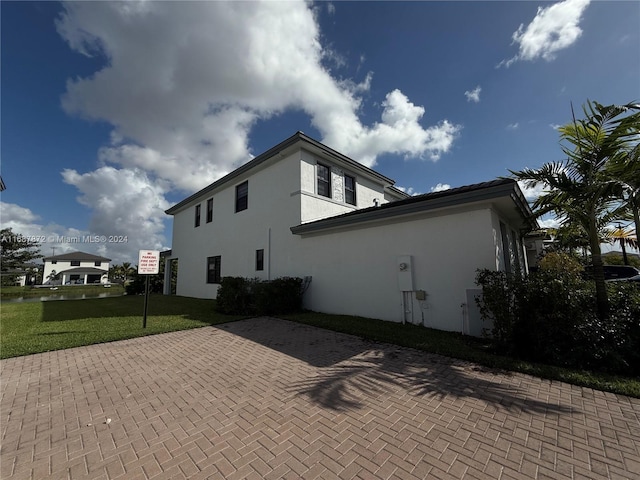 view of side of property featuring a yard