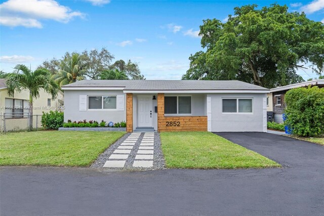 ranch-style house featuring a front lawn