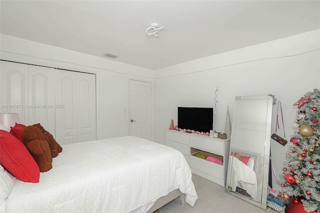 carpeted bedroom featuring a barn door, ceiling fan, ensuite bathroom, and vaulted ceiling