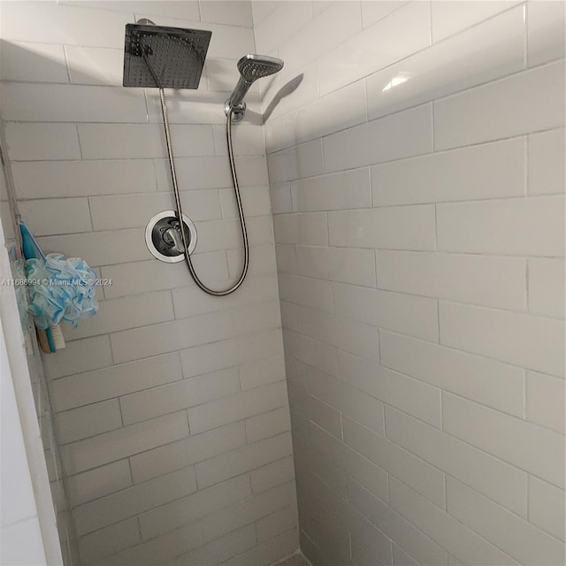 bathroom featuring a tile shower