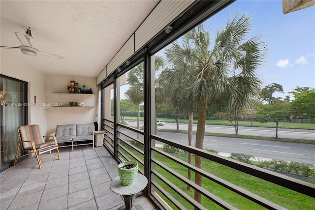 sunroom with ceiling fan