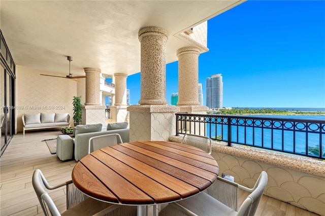 balcony featuring outdoor lounge area and ceiling fan