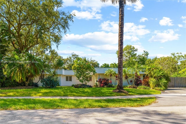 single story home with a front lawn