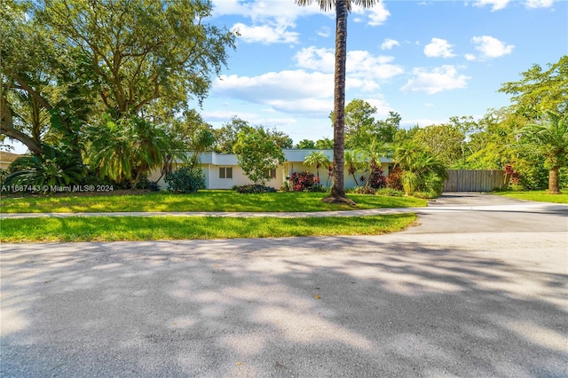 view of front of home featuring a front yard