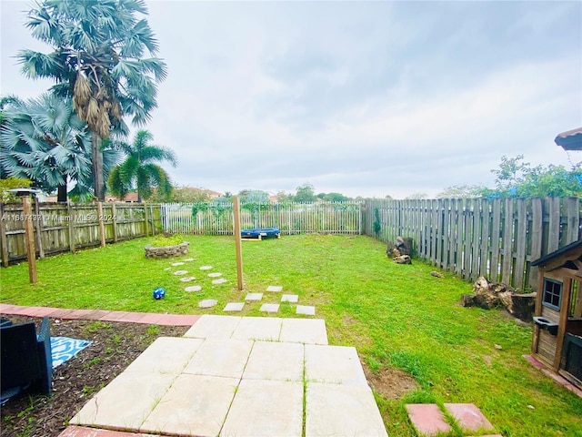 view of yard featuring a patio