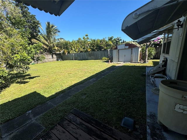 view of yard with a storage unit